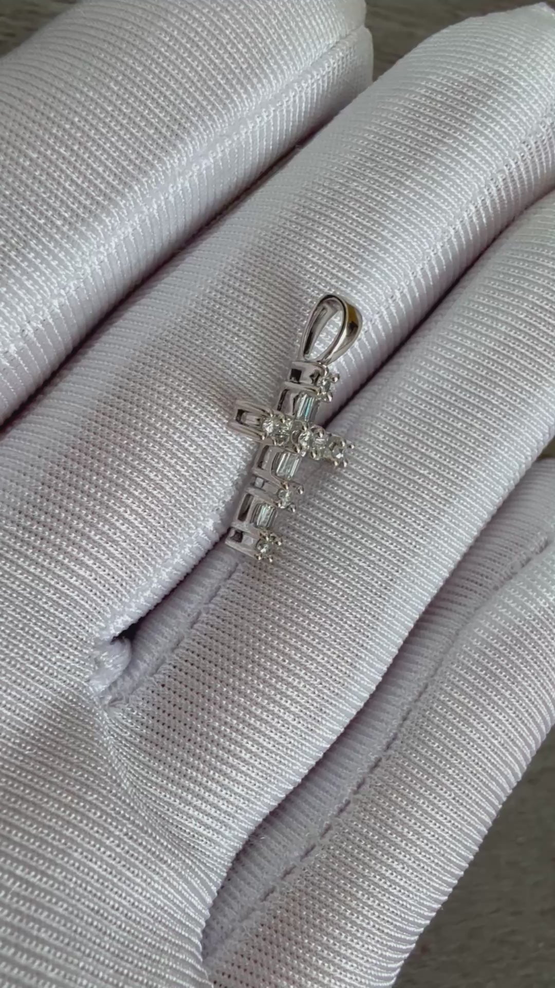 ✨14k White Gold Round & Baguette Diamond 0.33ct Cross Pendant ✨